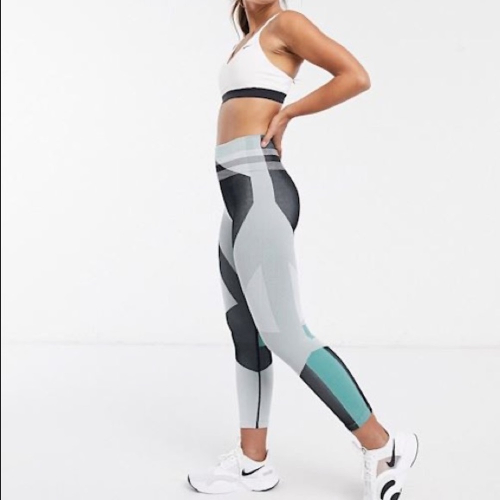Nike Sculpt Lux Tight Fit Leggings - Picture 2 of 9